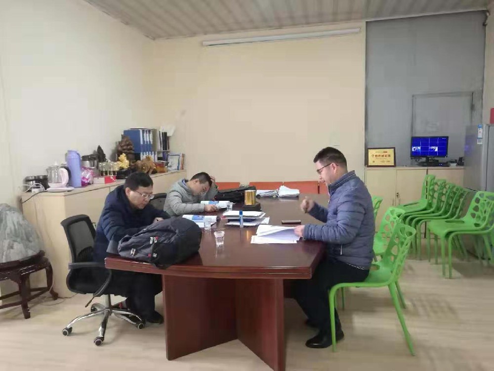 山東京博集團(tuán)研究院中心實(shí)驗(yàn)室張杰主任到魯米星定制加工玻璃管反應(yīng)釜。